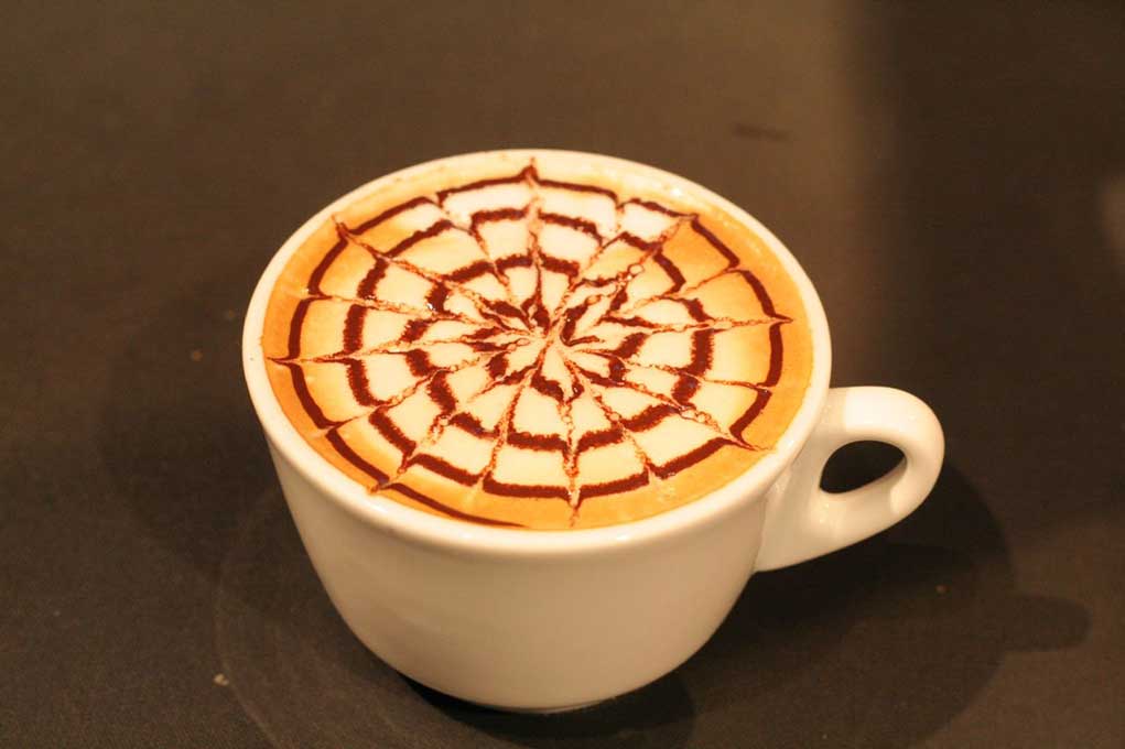Circle Floral Patterned Latte Art // Creative 3D Coffee Latte Art Pictures, Images & Designs