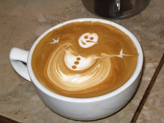 Snowman Hug Coffee Art Design // Creative 3D Coffee Latte Art Pictures, Images & Designs