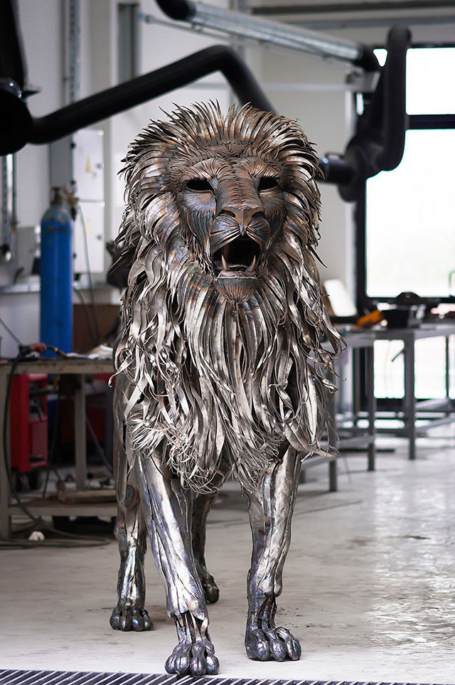 Recycled Scrap Metal | 10 Creative & Famous Lion Sculptures Outdoor Art