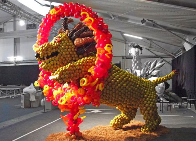 Balloon Lion Jumping Through Ring Of Fire | 10 Creative & Famous Lion Sculptures Outdoor Art