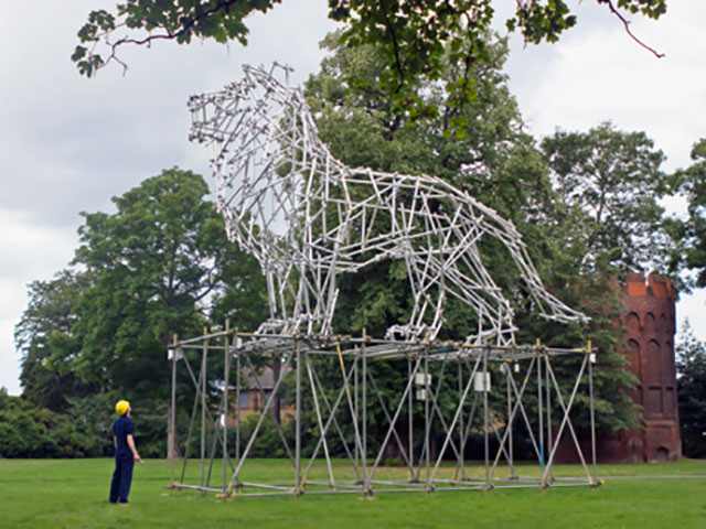 Scaffolding Lion | 10 Creative & Famous Lion Sculptures Outdoor Art