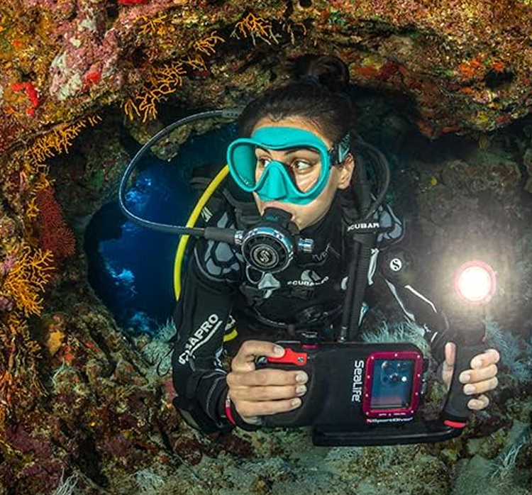 181 Coolest Creative iPhone Cases Make Your Phone Unforgettable Forever 193 SeaLife Underwater Smartphone Scuba Case – Dive to 130’, Waterproof Photography, Access Camera Controls, Leak Alarms, Fits Most Phones (Without Light) Black