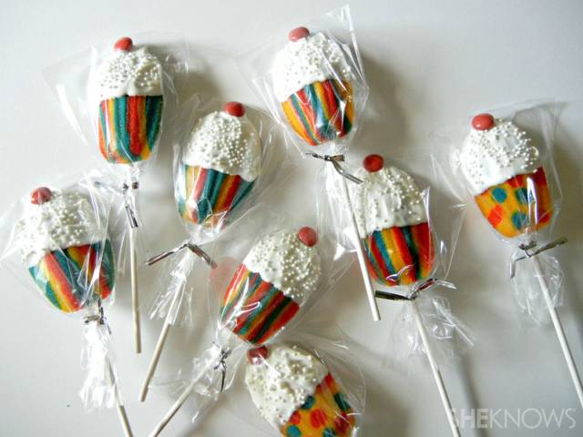 Madeleine Cake Lollipops | 10 Incredibly Creative Lollipops For National Lollipop Day
