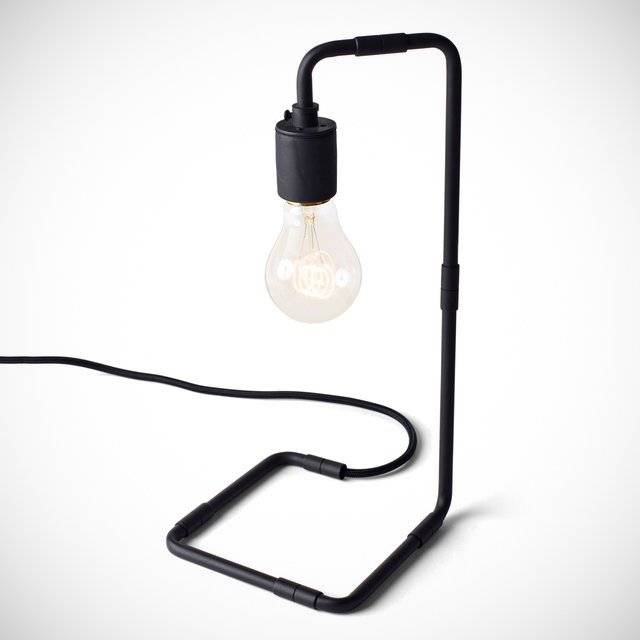 Simple Black Table Lamp Decor // 10 Minimalist Home Decor Ideas That Will Make Any Minimalist Drool