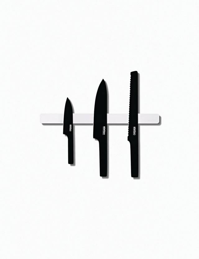 Minimalistic Pure Black Knives // 10 Minimalist Home Decor Ideas That Will Make Any Minimalist Drool
