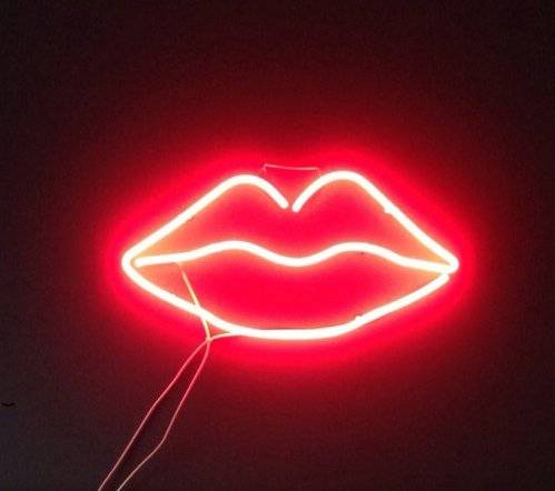 Bright Red Lips Neon Sign Art // 10 Cool NEON Art Lights That Will Electrify Your Walls Forever