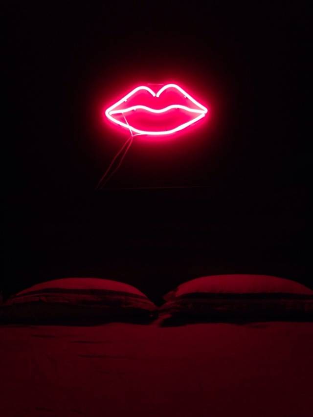 Bright Red Lips Neon Sign Art // 10 Cool NEON Art Lights That Will Electrify Your Walls Forever