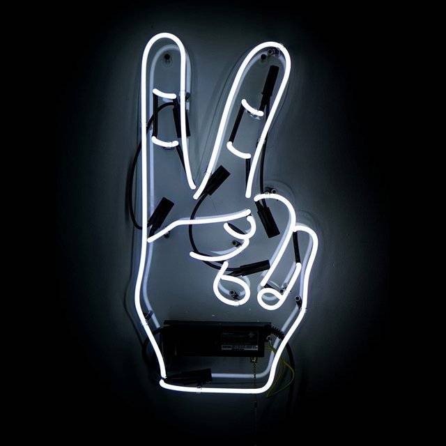 Victory Fingers Peace Cool Neon Sign // 10 Cool NEON Art Lights That Will Transform Your Wall Into A Sign Of Awesomeness