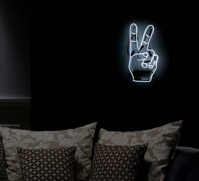 Victory Fingers Peace Cool Neon Sign // 10 Cool NEON Art Lights That Will Transform Your Wall Into A Sign Of Awesomeness