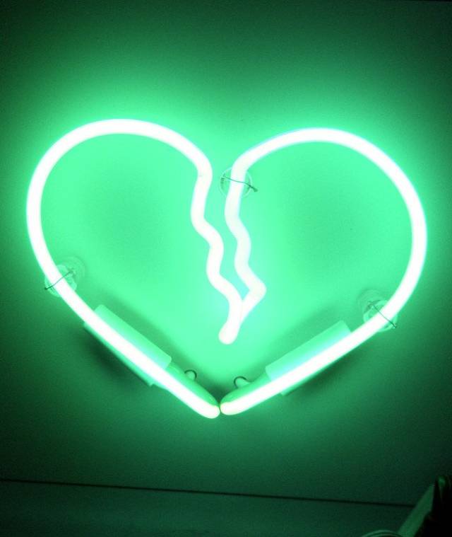 Romantic Neon Broken Heart Sign Art // 10 Cool NEON Art Lights That Will Transform Your Walls Forever
